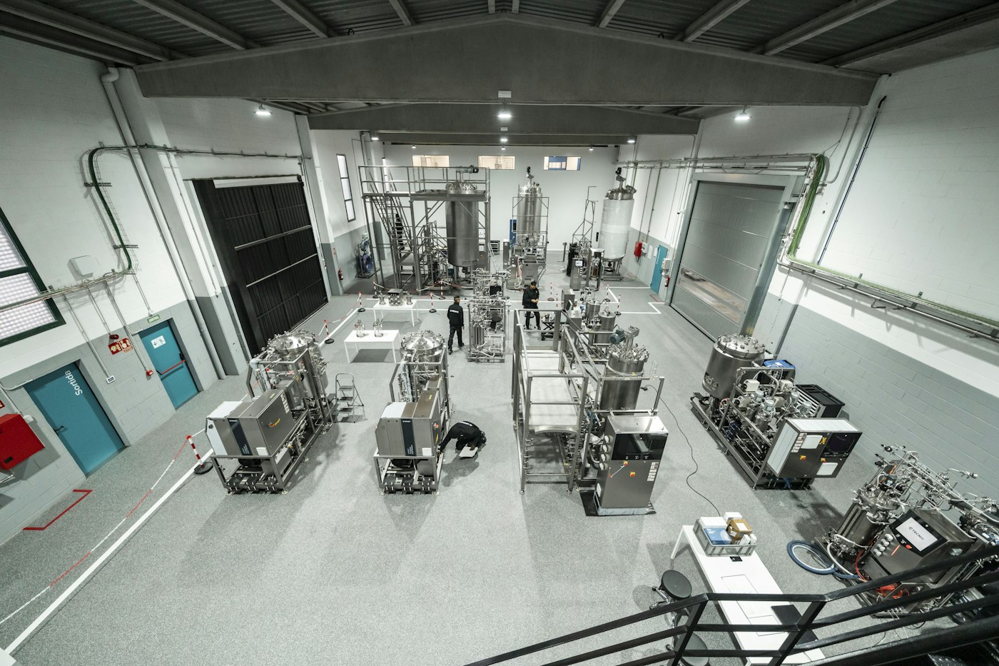 Overview of a manufacturing hall with process equipment