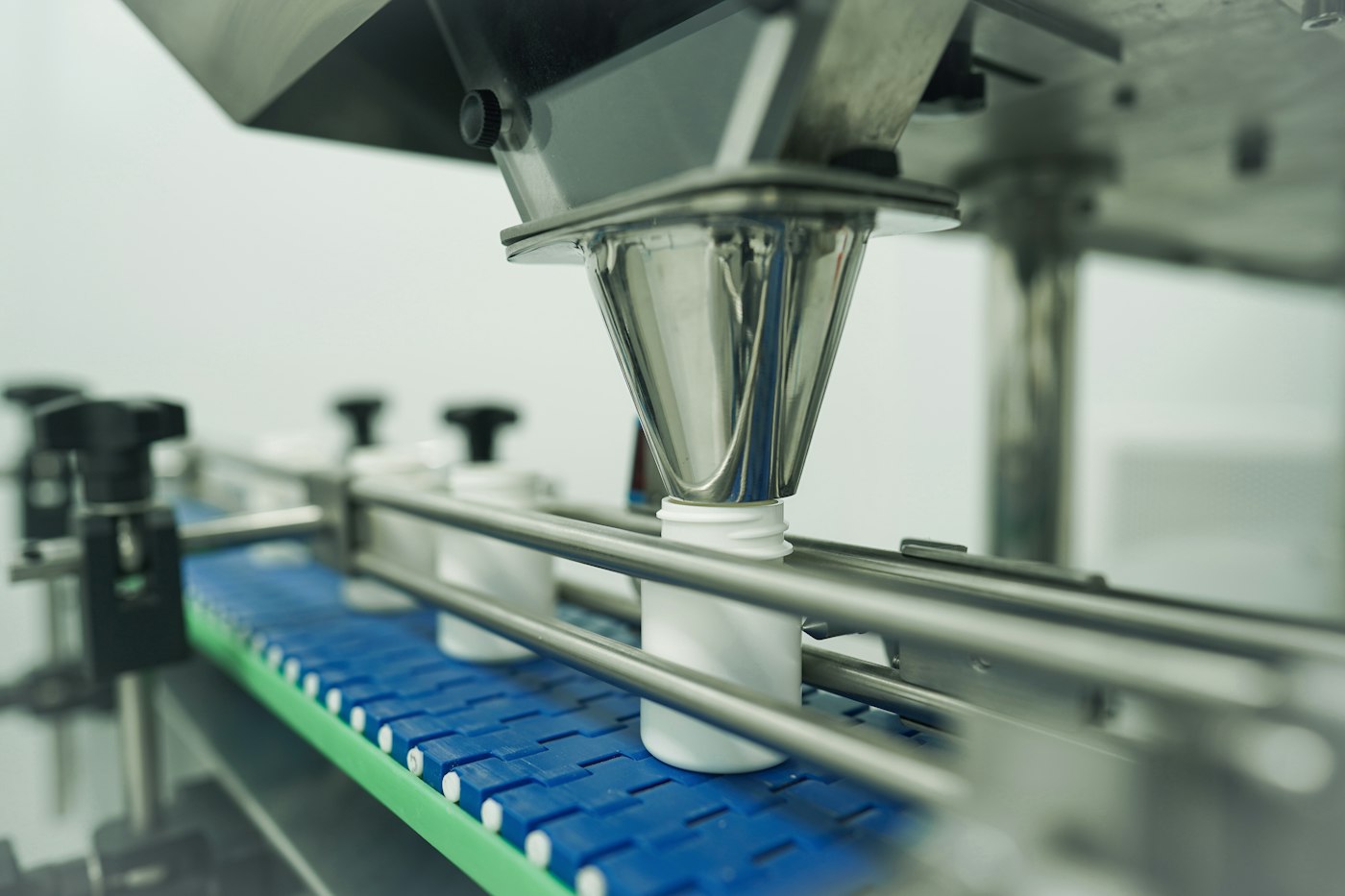 Automated filling line in a pharmaceutical cleanroom